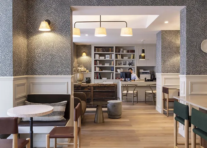 Le Petit Beaumarchais & Hotel